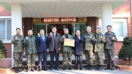 대한건설협회 위문성금 전달 단체사진. <대한건설협회 제공>